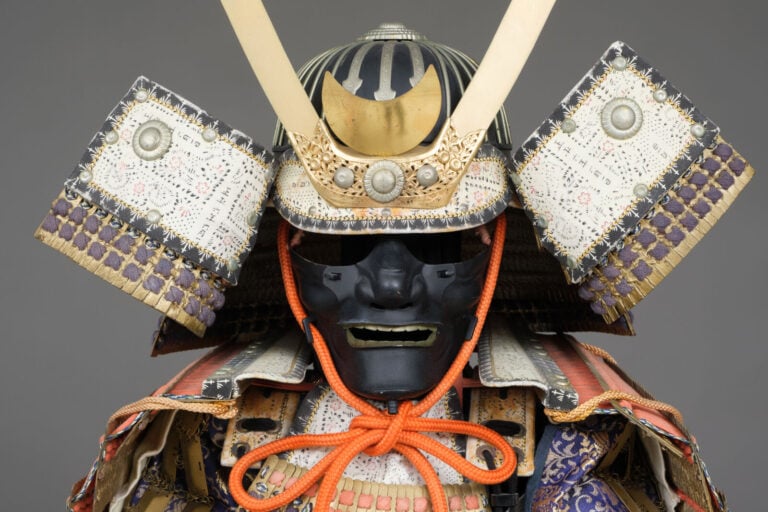 JAPON - milieu de la période Shôwa (milieu du 20e siècle). - ARMURE en laque or…