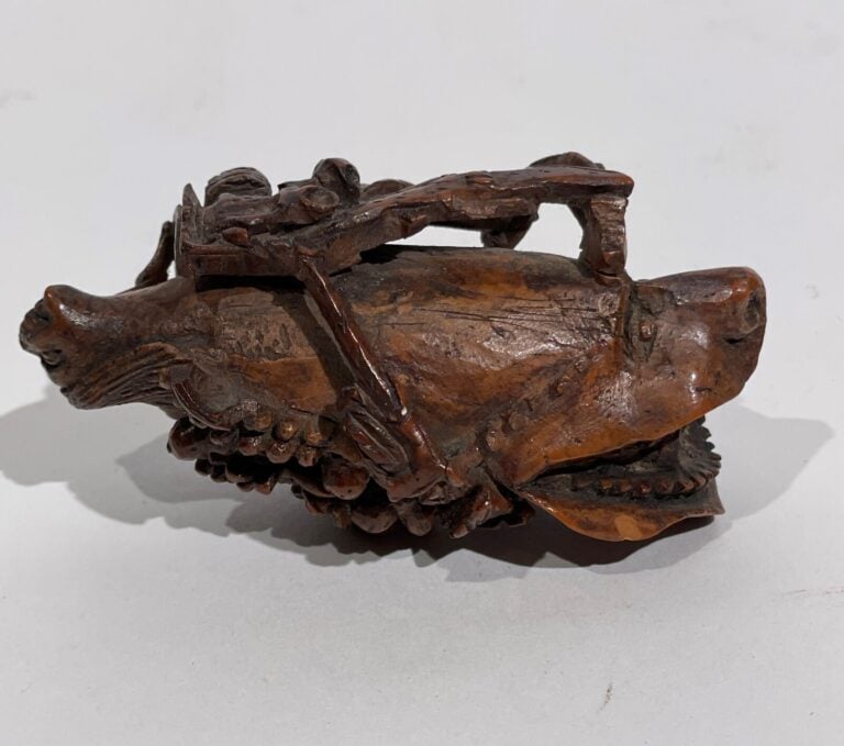 JAPON - Netsuke en bois figurant deux monstres fantastiques, un panier de fruit…