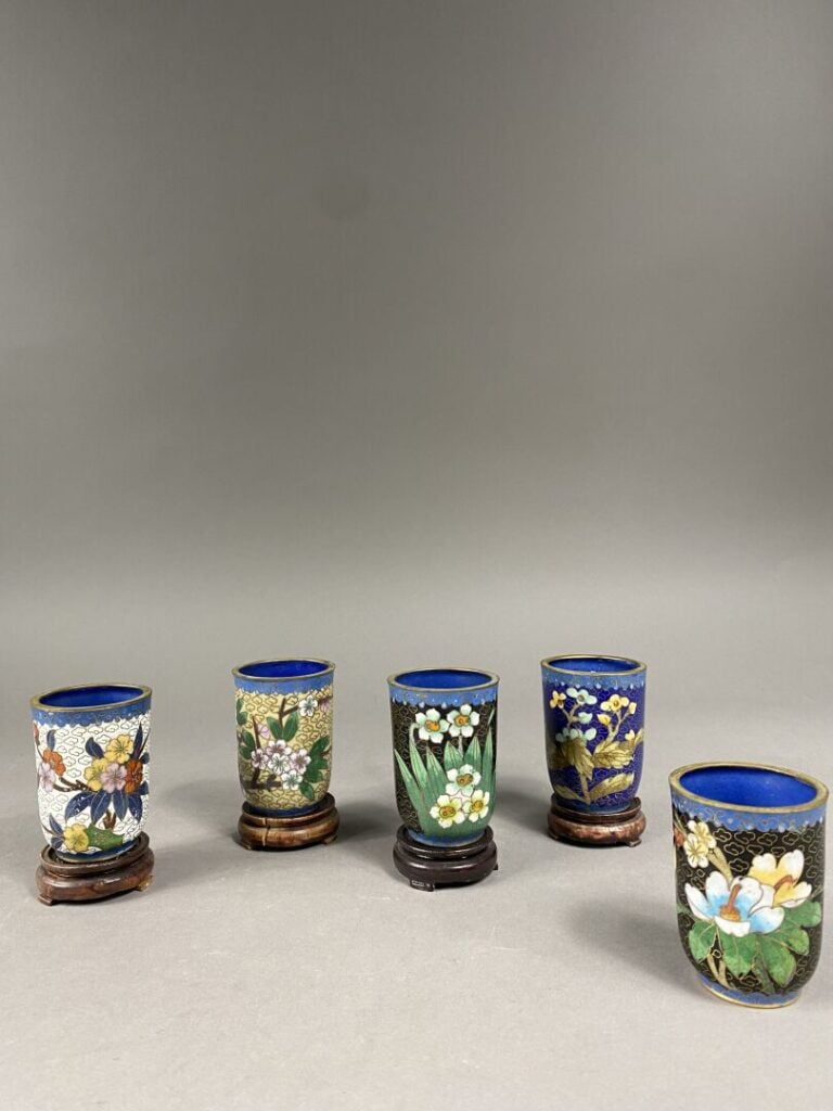 Japon - Paire de brûle-parfums en faïence dans le goût Satsuma à décor de branc…