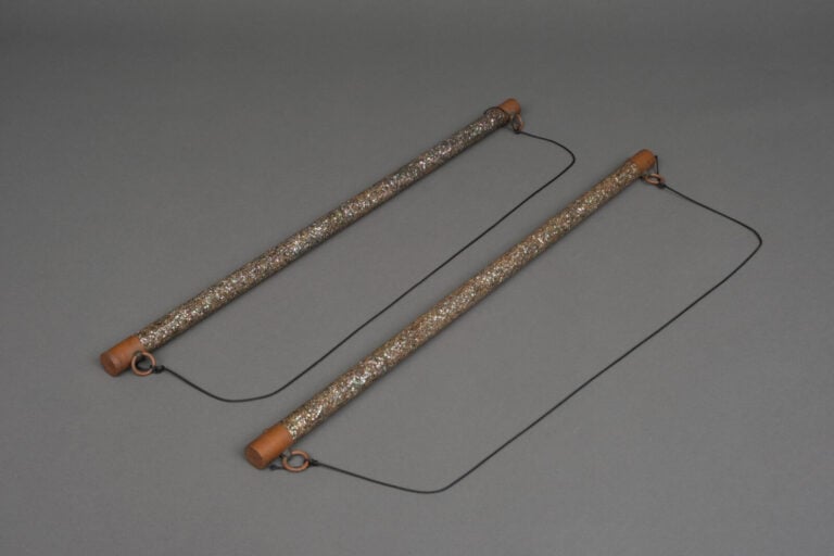JAPON- Période Bakamatsu (1853 - 1867) - Paire de PERCHES ornées d'incrustation…
