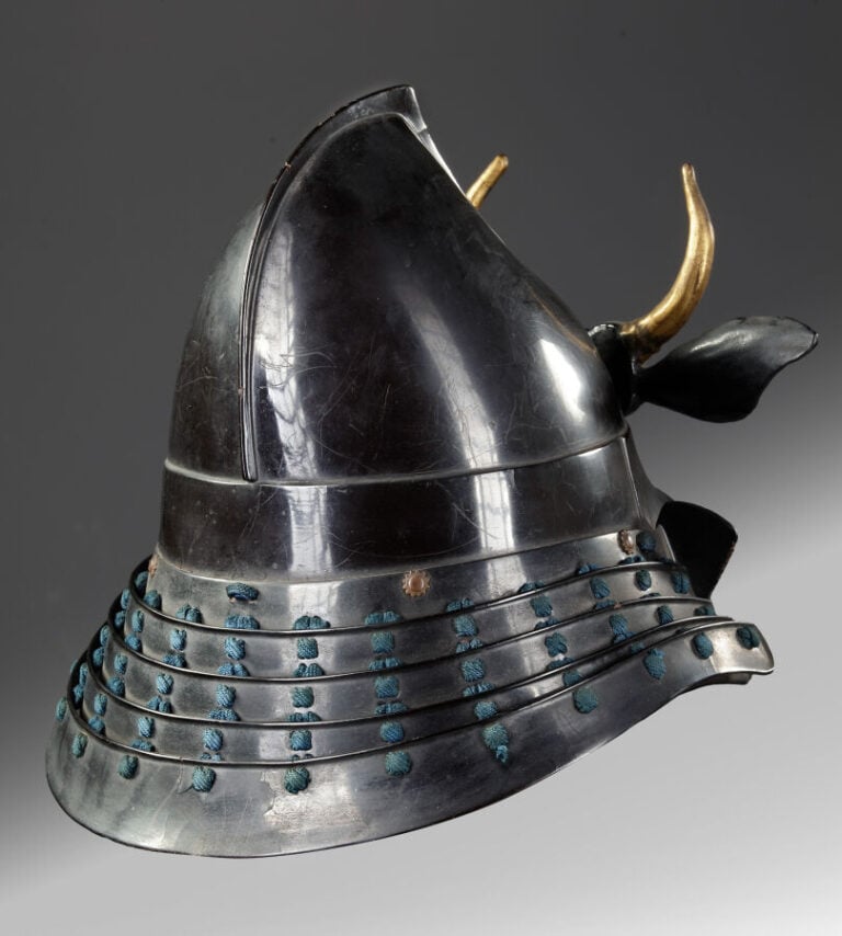 JAPON - Période Edo (1615-1868) - CASQUE momonari 桃形兜 de l'époque Edo, orné d'u…