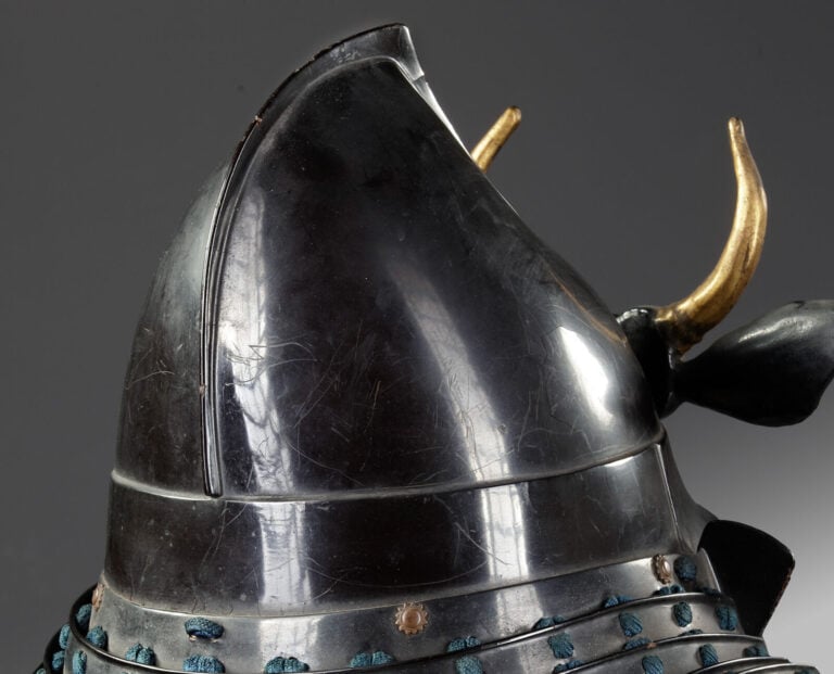 JAPON - Période Edo (1615-1868) - CASQUE momonari 桃形兜 de l'époque Edo, orné d'u…