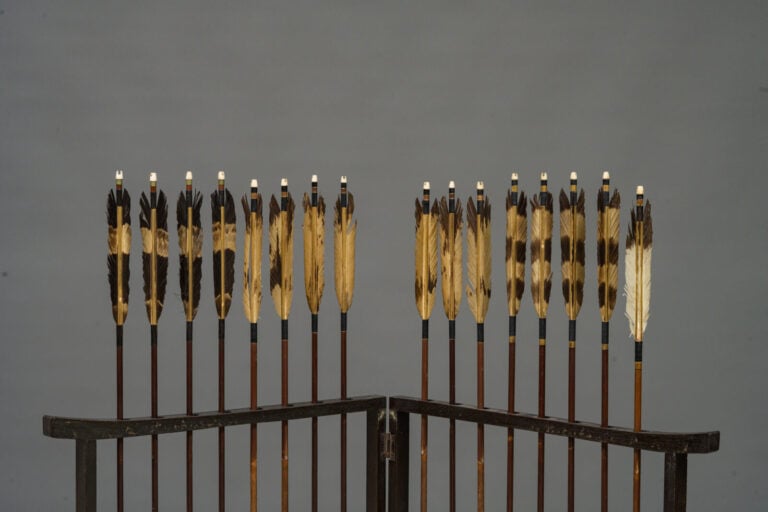JAPON - Période Meiji (1868-1912) - Ensemble de 16 FLECHES (ya 矢), dans un prés…