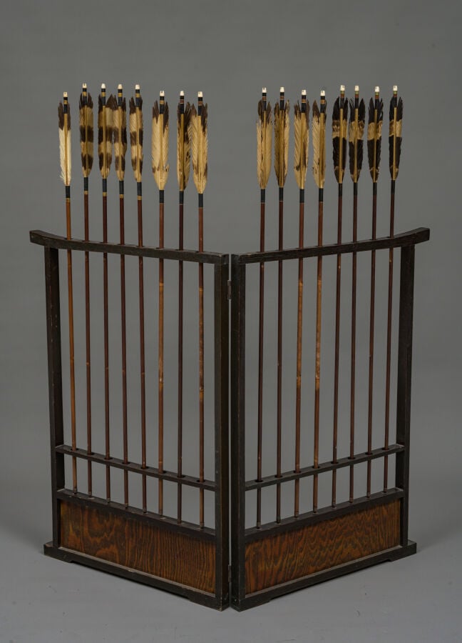 JAPON - Période Meiji (1868-1912) - Ensemble de 16 FLECHES (ya 矢), dans un prés…