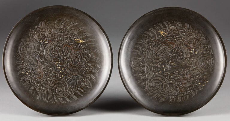 JAPON- Période Meiji (1868-1912) - PAIRE DE PLATS en métal, chacun représentant…