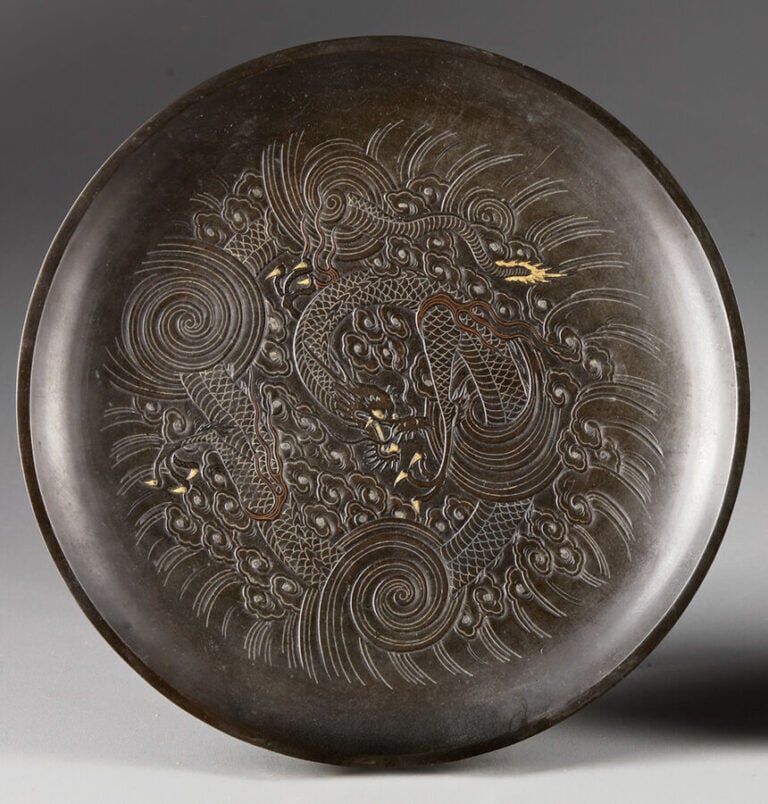 JAPON- Période Meiji (1868-1912) - PAIRE DE PLATS en métal, chacun représentant…