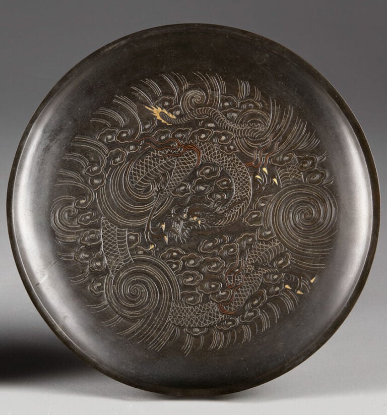 JAPON- Période Meiji (1868-1912) - PAIRE DE PLATS en métal, chacun représentant…