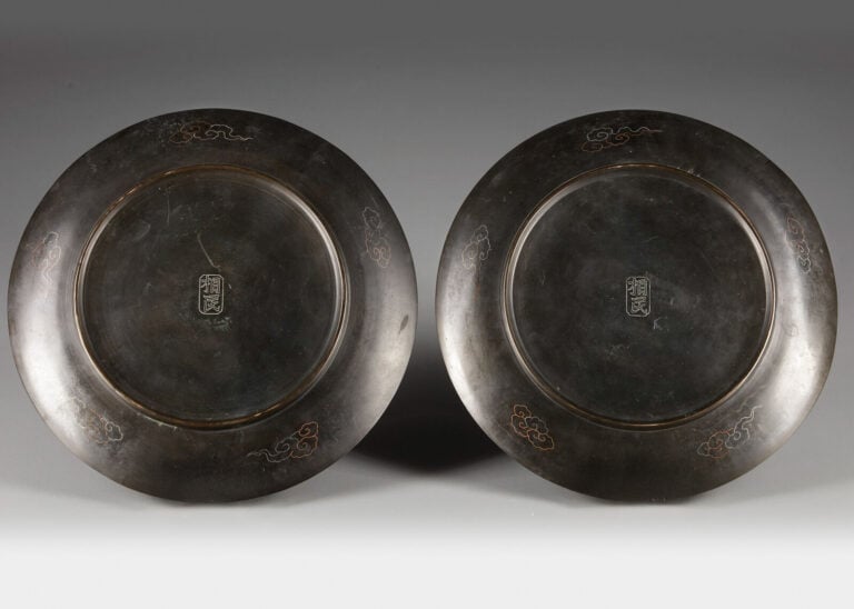 JAPON- Période Meiji (1868-1912) - PAIRE DE PLATS en métal, chacun représentant…
