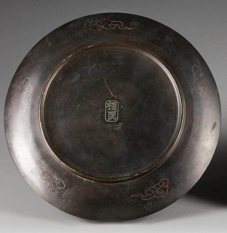 JAPON- Période Meiji (1868-1912) - PAIRE DE PLATS en métal, chacun représentant…