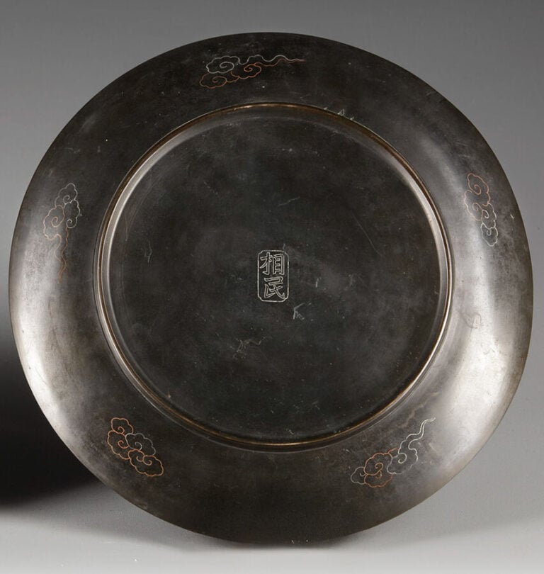 JAPON- Période Meiji (1868-1912) - PAIRE DE PLATS en métal, chacun représentant…