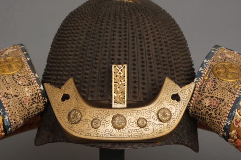 JAPON- Période Taishô (1912-1926). - CASQUE koboshi'bachi kabuto à emblème du c…
