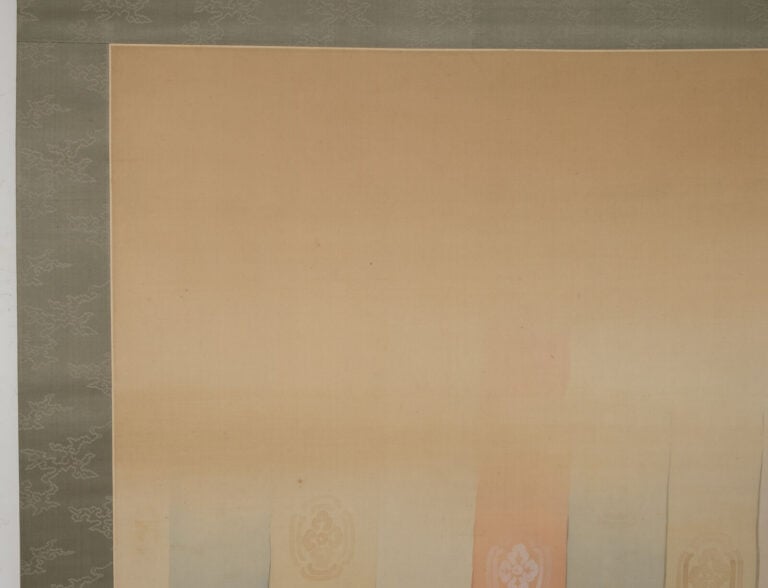 JAPON - Période Taishô (1912-1926) - Grand ROULEAU suspendu kakejiku 掛け軸 , à dé…