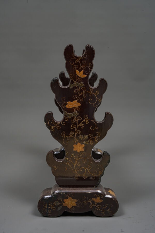 JAPON - Période Taishô (1912-1926) - SUPPORT DE SABRE katana'kake 刀掛 en bois la…
