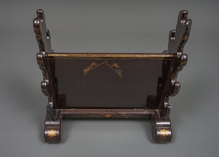 JAPON - Période Taishô (1912-1926) - SUPPORT DE SABRE katana'kake 刀掛 en bois la…