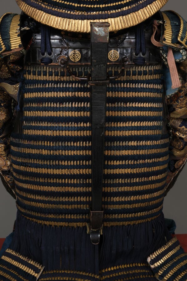 JAPON - première moitié du XIXe siècle - Grande ARMURE japonaise laquée noir et…