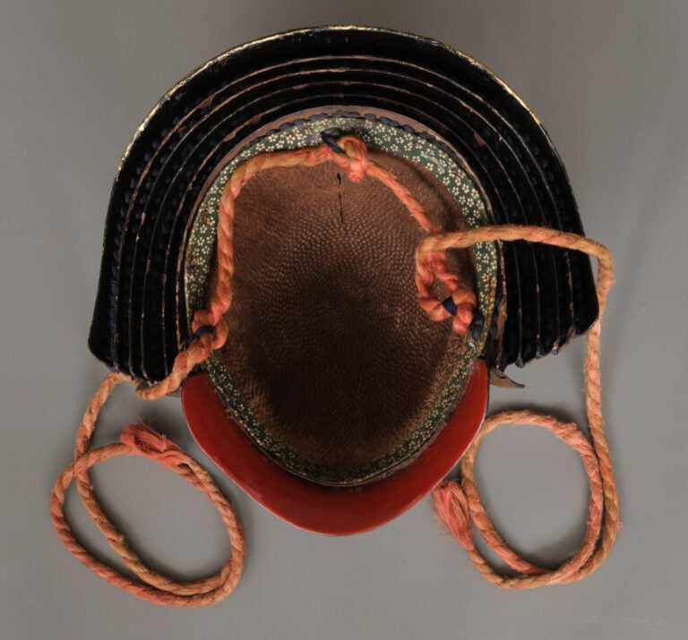 JAPON - première moitié du XIXe siècle - Grande ARMURE japonaise laquée noir et…
