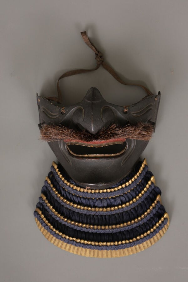 JAPON - première moitié du XIXe siècle - Grande ARMURE japonaise laquée noir et…