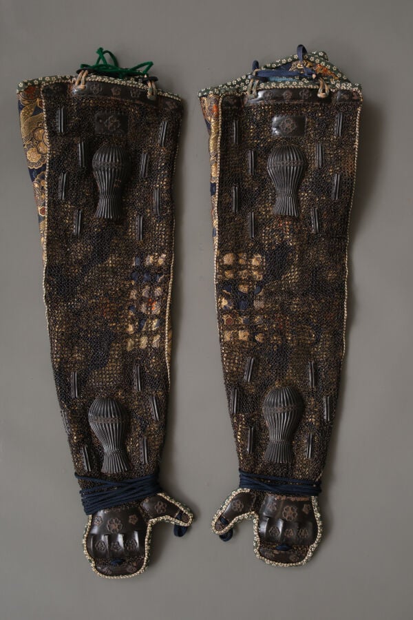 JAPON - première moitié du XIXe siècle - Grande ARMURE japonaise laquée noir et…
