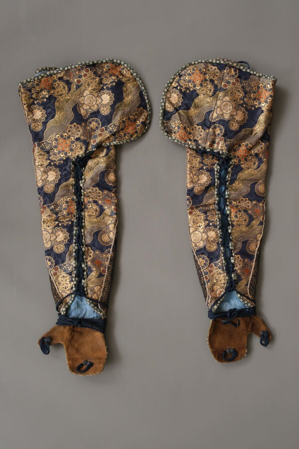JAPON - première moitié du XIXe siècle - Grande ARMURE japonaise laquée noir et…