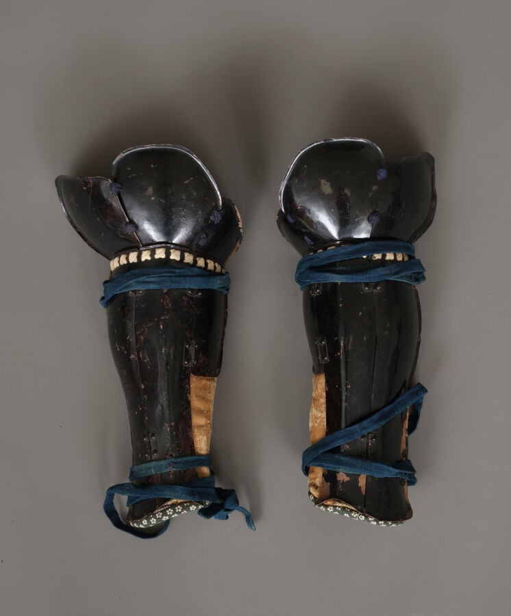 JAPON - première moitié du XIXe siècle - Grande ARMURE japonaise laquée noir et…