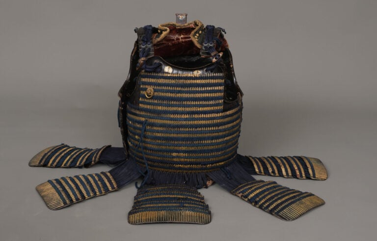 JAPON - première moitié du XIXe siècle - Grande ARMURE japonaise laquée noir et…