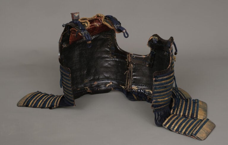 JAPON - première moitié du XIXe siècle - Grande ARMURE japonaise laquée noir et…