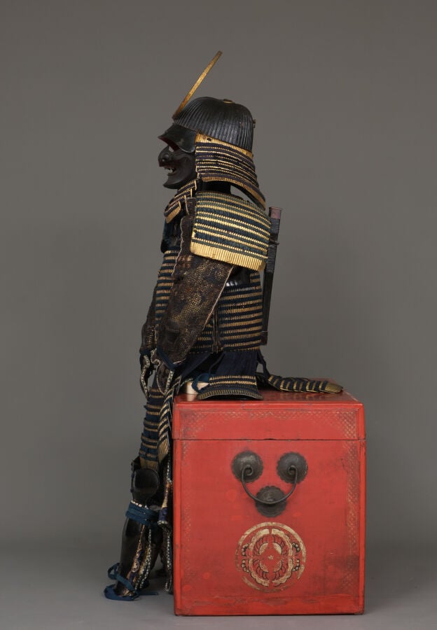 JAPON - première moitié du XIXe siècle - Grande ARMURE japonaise laquée noir et…