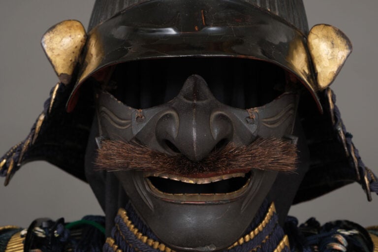 JAPON - première moitié du XIXe siècle - Grande ARMURE japonaise laquée noir et…