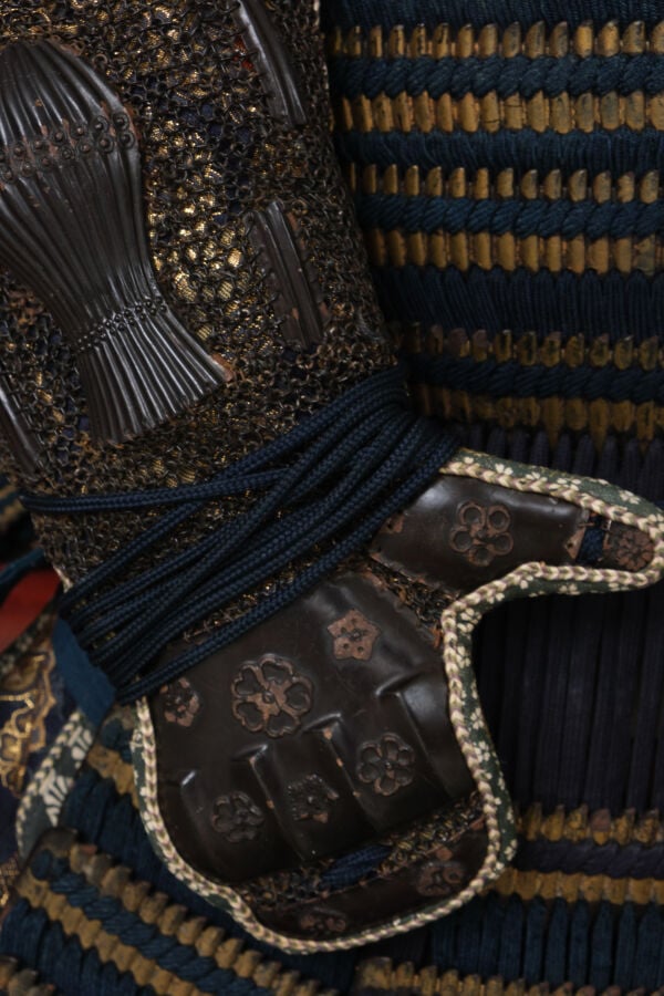 JAPON - première moitié du XIXe siècle - Grande ARMURE japonaise laquée noir et…