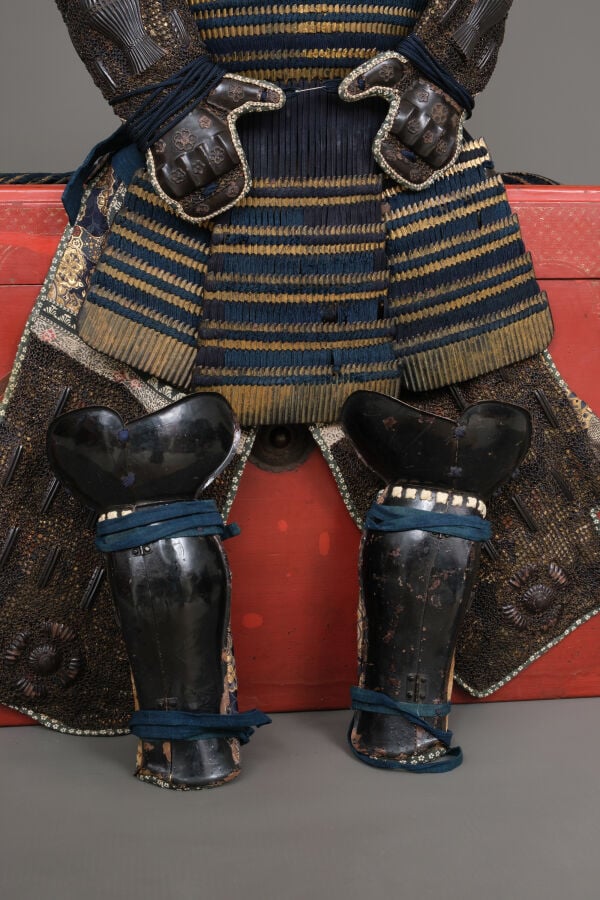 JAPON - première moitié du XIXe siècle - Grande ARMURE japonaise laquée noir et…