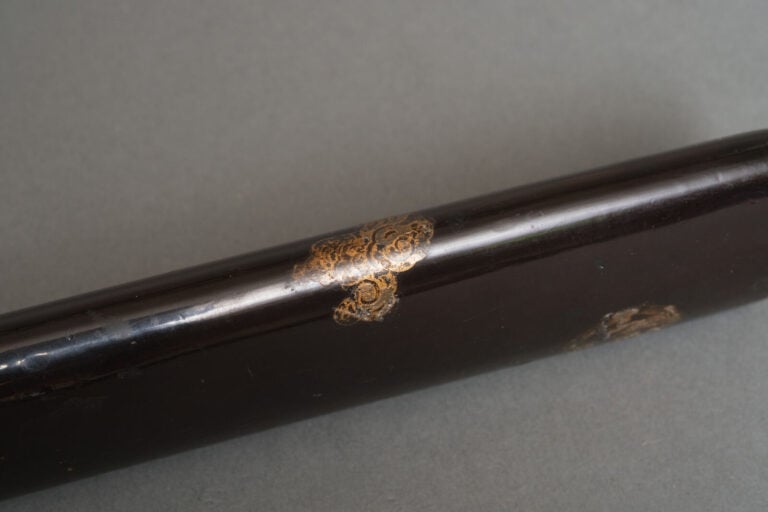 JAPON Probablement de l'époque Meiji (1868-1912). - SABRE Koshirae en laque noi…