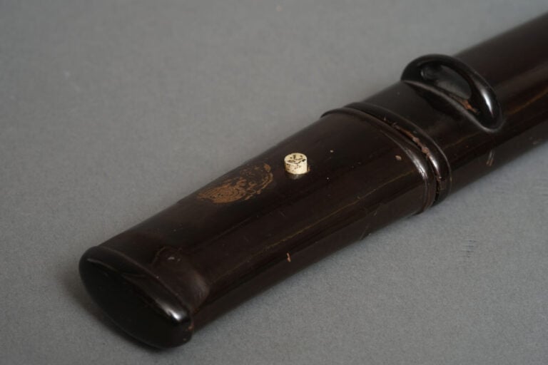 JAPON Probablement de l'époque Meiji (1868-1912). - SABRE Koshirae en laque noi…