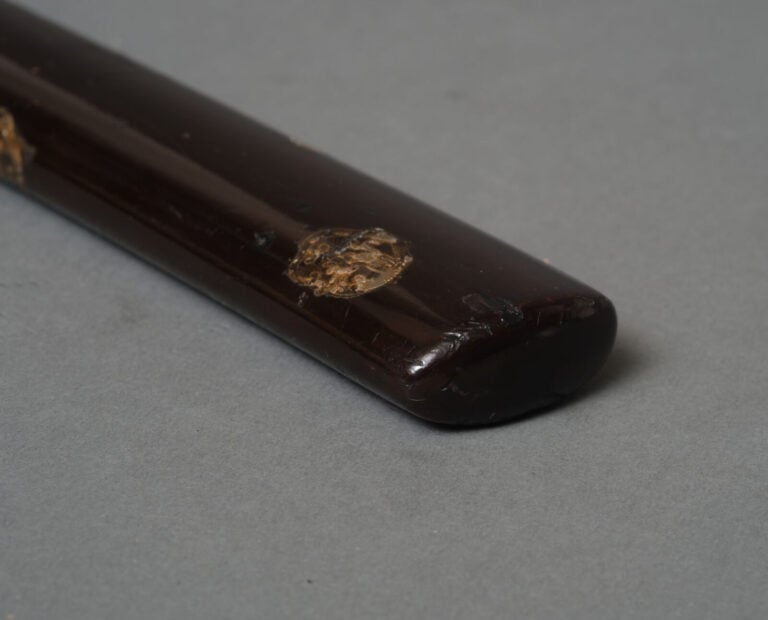 JAPON Probablement de l'époque Meiji (1868-1912). - SABRE Koshirae en laque noi…