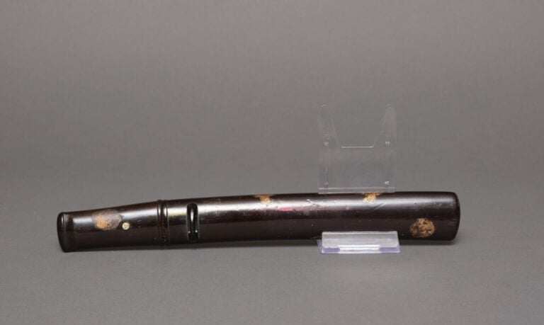 JAPON Probablement de l'époque Meiji (1868-1912). - SABRE Koshirae en laque noi…