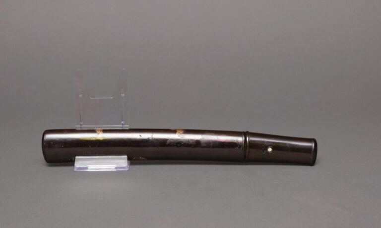 JAPON Probablement de l'époque Meiji (1868-1912). - SABRE Koshirae en laque noi…