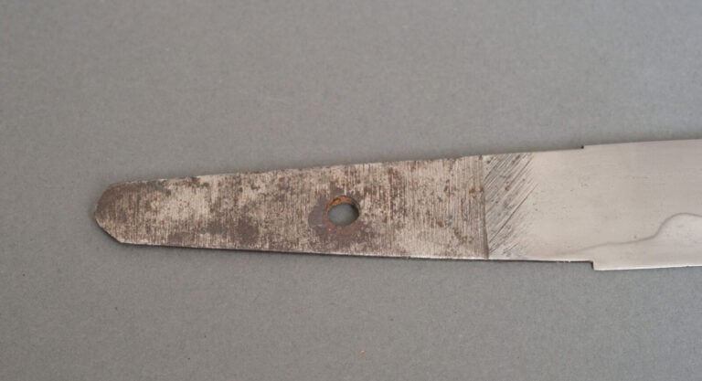 JAPON Probablement de l'époque Meiji (1868-1912). - SABRE Koshirae en laque noi…