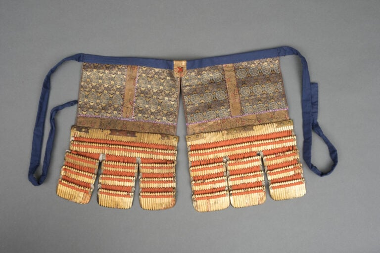 JAPON - Seconde moitié du XVIIIème siècle - Grande ARMURE ô'yoroi) en métal laq…