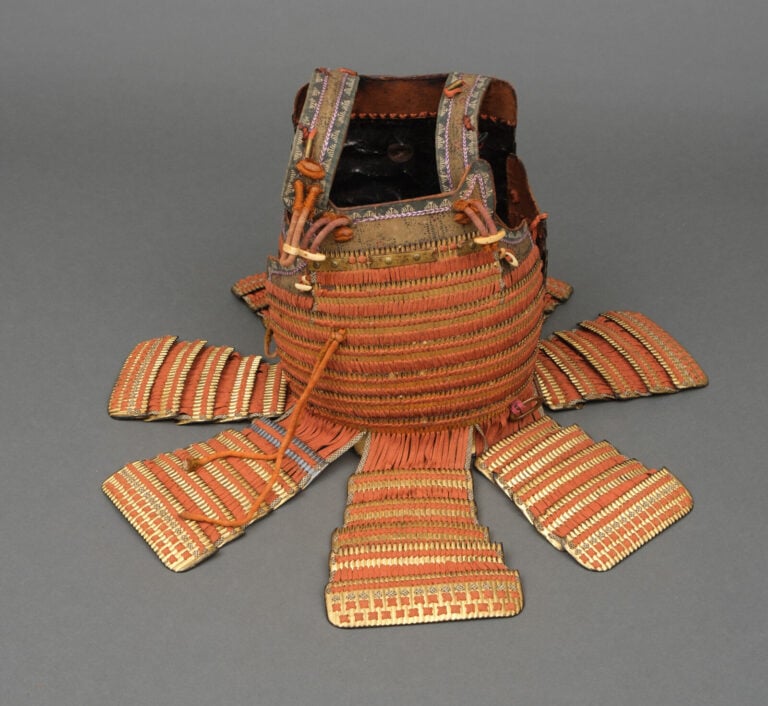 JAPON - Seconde moitié du XVIIIème siècle - Grande ARMURE ô'yoroi) en métal laq…