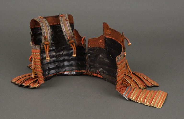 JAPON - Seconde moitié du XVIIIème siècle - Grande ARMURE ô'yoroi) en métal laq…