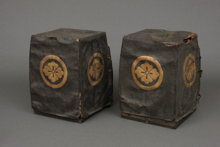 JAPON - Seconde moitié du XVIIIème siècle - Grande ARMURE ô'yoroi) en métal laq…