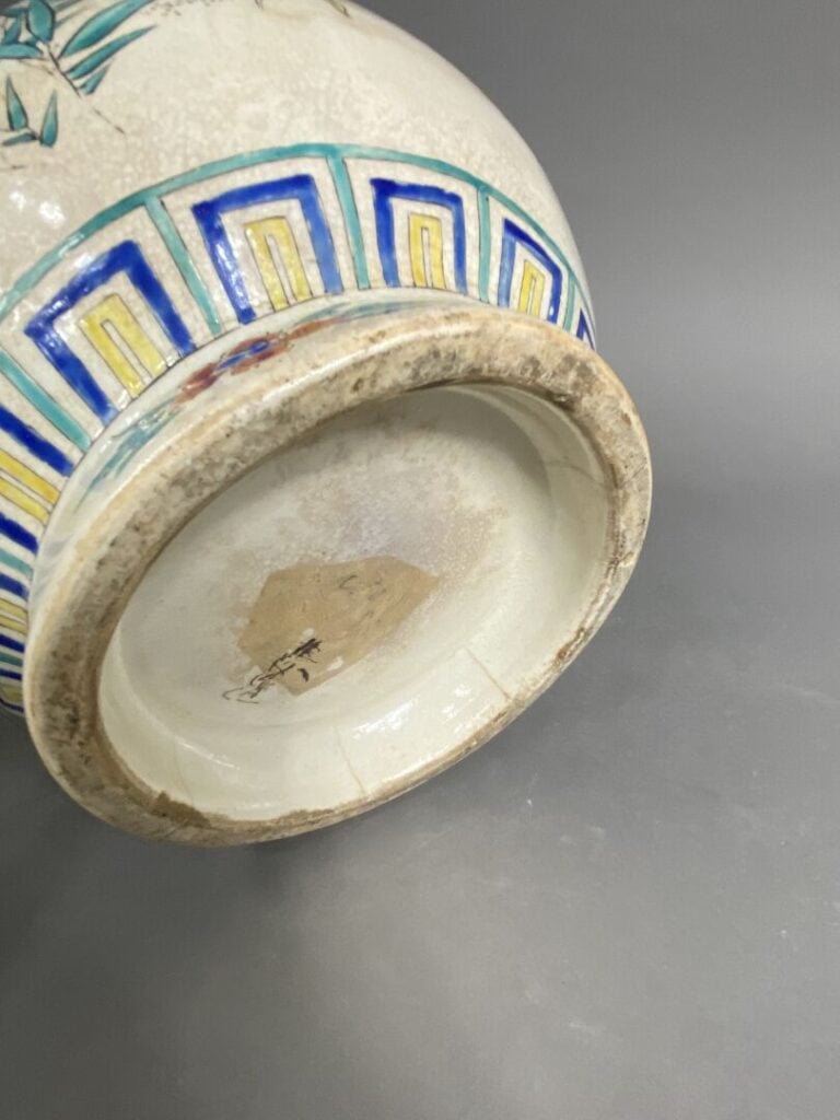 Japon - Vase balustre en faïence dans le goût de Satsuma à décor d'un coq et po…