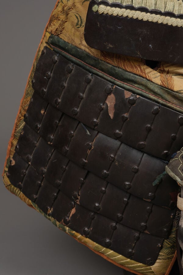 JAPON.- XIXe siècle. - ARMURE japonaise laquée noire (yoroi) (kuro'urushinuri n…