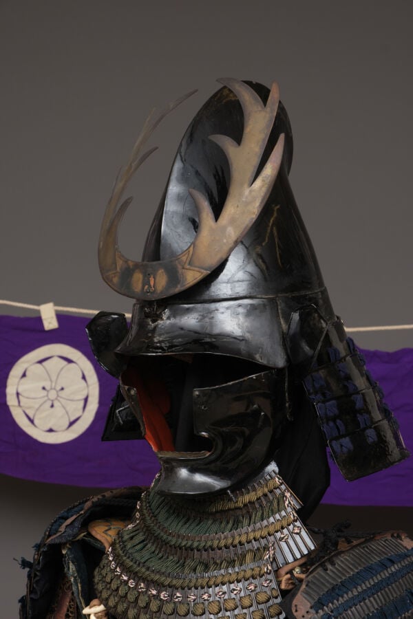 JAPON.- XIXe siècle. - ARMURE japonaise laquée noire (yoroi) (kuro'urushinuri n…
