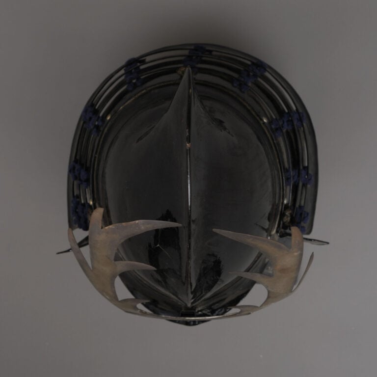 JAPON.- XIXe siècle. - ARMURE japonaise laquée noire (yoroi) (kuro'urushinuri n…