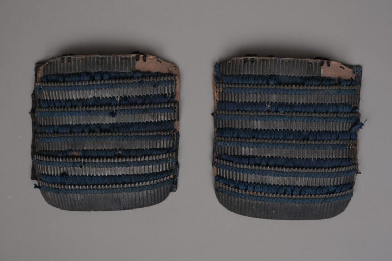 JAPON.- XIXe siècle. - ARMURE japonaise laquée noire (yoroi) (kuro'urushinuri n…