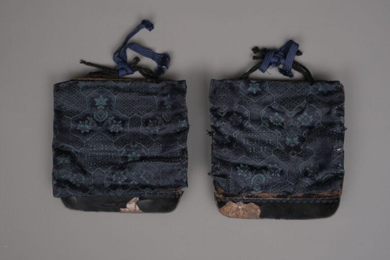 JAPON.- XIXe siècle. - ARMURE japonaise laquée noire (yoroi) (kuro'urushinuri n…