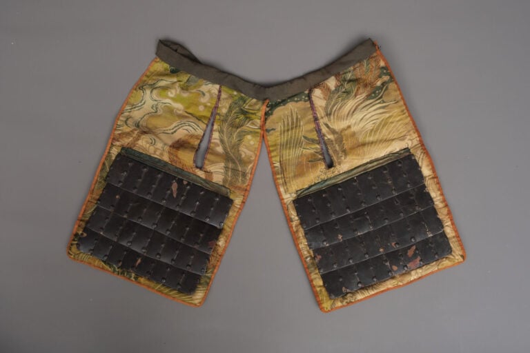 JAPON.- XIXe siècle. - ARMURE japonaise laquée noire (yoroi) (kuro'urushinuri n…