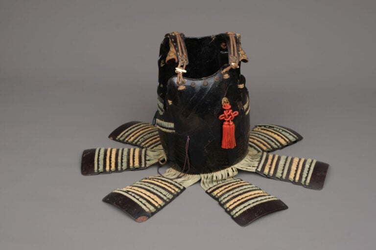 JAPON.- XIXe siècle. - ARMURE japonaise laquée noire (yoroi) (kuro'urushinuri n…
