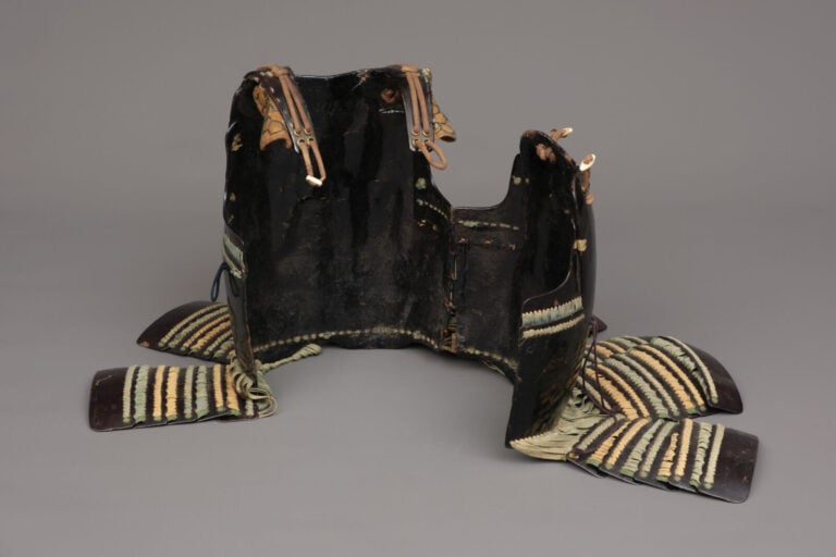 JAPON.- XIXe siècle. - ARMURE japonaise laquée noire (yoroi) (kuro'urushinuri n…