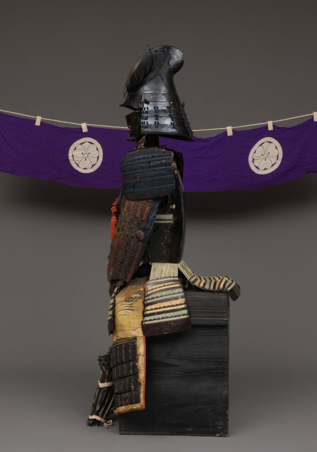 JAPON.- XIXe siècle. - ARMURE japonaise laquée noire (yoroi) (kuro'urushinuri n…